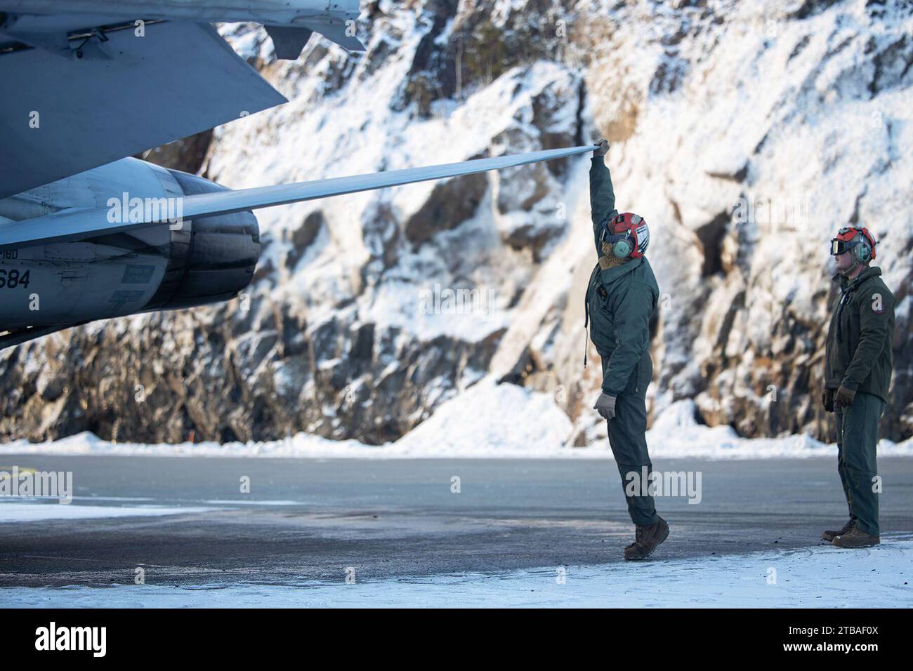 Le 20 novembre 2023 - base aérienne Tampere-Pirkkala, Finlande - le Cpl Hayden Cook et le Sgt Austin Cook du corps des Marines des États-Unis, les techniciens en munitions aéronautiques du Marine All Weather Fighter Attack Squadron (VMFA(AW)) 224 effectuent des vérifications avant vol sur les F/A-18C Hornets pendant les opérations aériennes en préparation de l'exercice Frozen Winds 23 à la base aérienne Tampere-Pirkkala, Finlande, le 20 novembre 2023. Le FW23 est un exercice maritime dirigé par la Finlande auquel participent les Marines des États-Unis affectés à la Marine Rotational Force-Europe et les Forces navales des États-Unis en Europe. L'exercice sert de lieu pour accroître la préparation de la marine finlandaise Banque D'Images