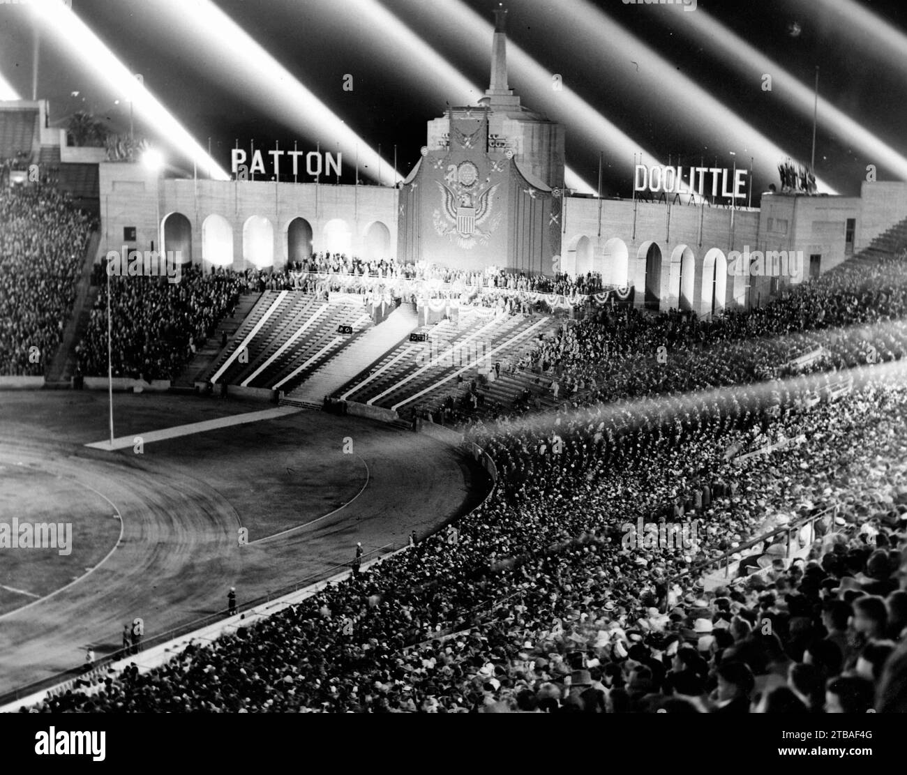 Photographie de la foule au Colisée de Los Angeles saluant le lieutenant-général George Patton et le lieutenant-général James H. Doolittle. 9 juin 1945 Banque D'Images