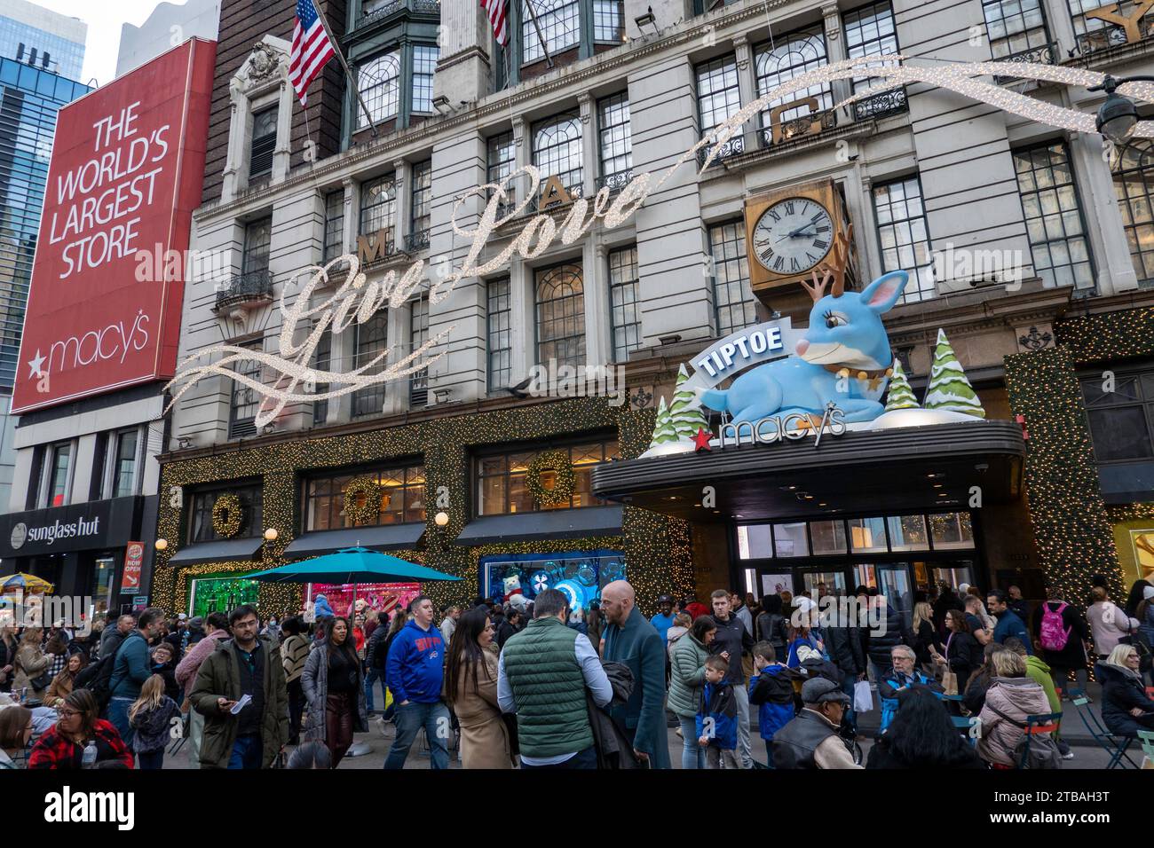 Les vitrines de vacances de Macy sont toujours une étape touristique populaire à Herald Square, New York City, USA 2023 Banque D'Images