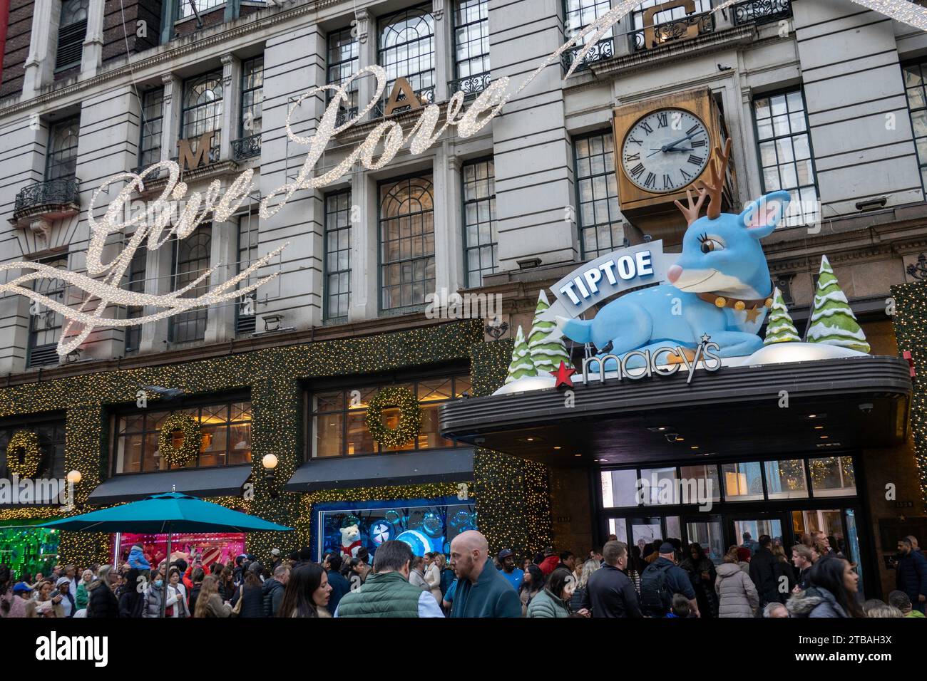 Les vitrines de vacances de Macy sont toujours une étape touristique populaire à Herald Square, New York City, USA 2023 Banque D'Images