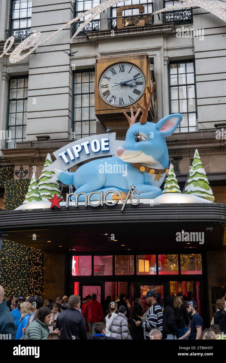 Les vitrines de vacances de Macy sont toujours une étape touristique populaire à Herald Square, New York City, USA 2023 Banque D'Images