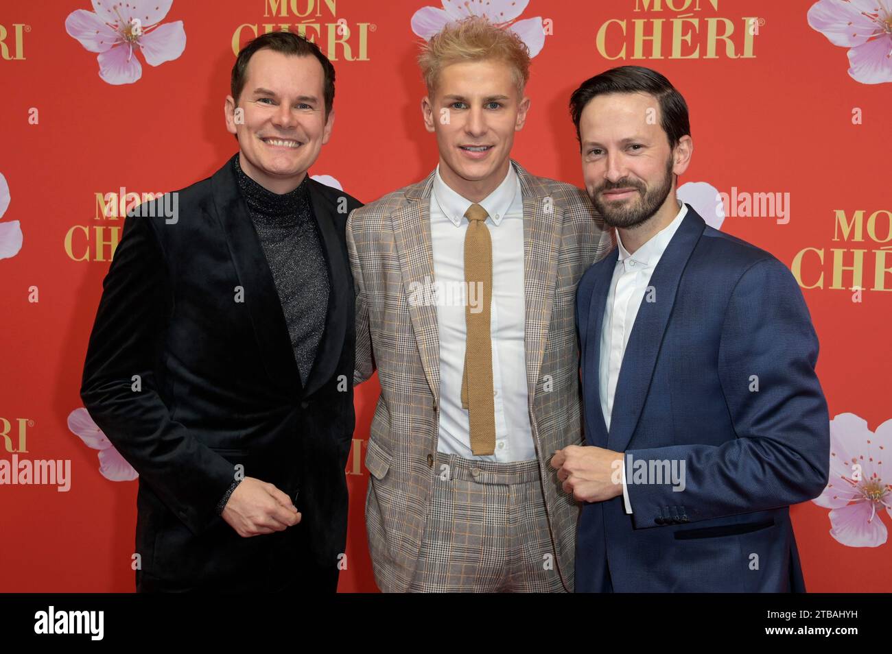 Malte Arkona, Lukas Sauer und Franz Dinda beim mon Cheri Barbara Tag 2023 zu Gunsten der Malisa Stiftung in der Isarpost. München, 04.12.2023 Banque D'Images