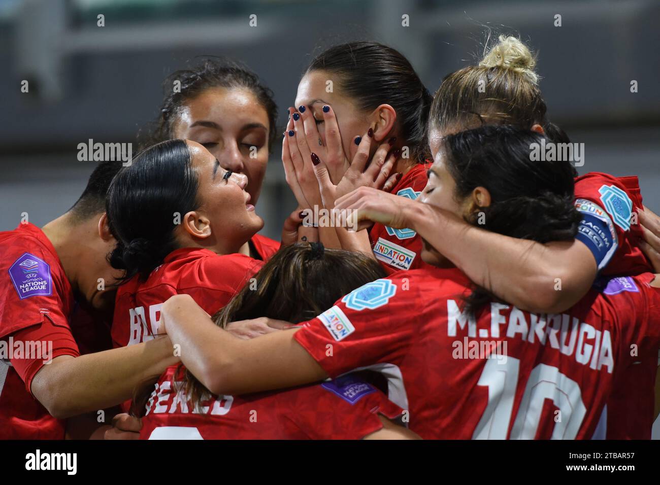 Ta'qali, Malte. 5 décembre 2023. Les joueuses maltaises célèbrent un but lors du match de l'UEFA Women's Nations League C, Group C1 entre Malte et la Lettonie à Ta'Qali, Malte, le 5 décembre 2023. Crédit : Jonathan Borg/Xinhua/Alamy Live News Banque D'Images