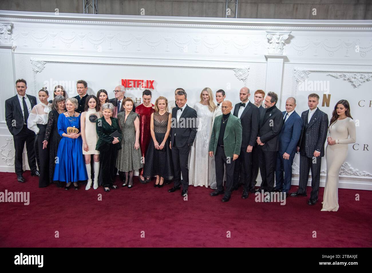 Londres, Royaume-Uni. 05 décembre 2023. James Murray, Claudia Harrison, Dominic West, Erin Doherty, Marion Bailey, Marcia Warren, Madeleine Arthur, beau Gadsdon, Jonathan Pryce, Imelda Staunton, Lesley Manville, Olivia Williams, Gillian Anderson, Elizabeth Debicki, Khalid Abdalla, Emma Corrin, Sebastian Blunt, Salim Daw, Luther Ford, Bertie Carvel, Jonny Lee Miller, Ed McVey et Meg Bellamy assistent à la célébration finale de la Couronne au Royal Festival Hall. Célébration de la finale « The Crown » au Royal Festival Hall. (Photo de Loredana Sangiuliano/SOPA Images/Sipa USA) crédit : SIPA USA/Alamy Live News Banque D'Images