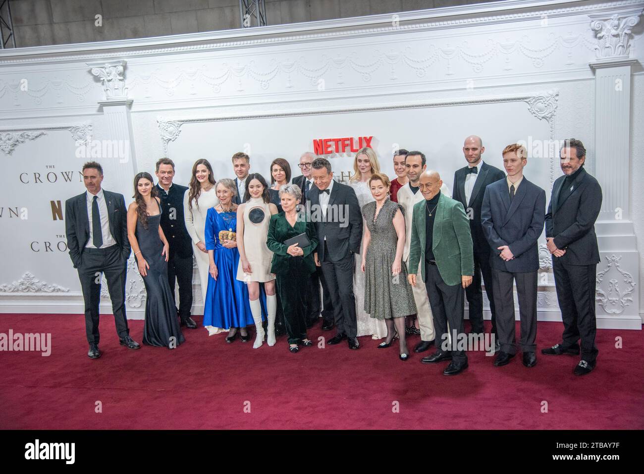 Londres, Royaume-Uni. 05 décembre 2023. James Murray, beau Gadsdon, Dominic West, Meg Bellamy, Marcia Warren, Ed McVey, Madeleine Arthur, Madeleine Arthur, Jonathan Pryce, Imelda Staunton, Peter Morgan, Elizabeth Debicki, Lesley Manville, Olivia Williams, Khalid Abdalla, Salim Daw, Sebastian Blunt, Luther Ford et Bertie Carvel assistent à la célébration finale de la Couronne au Royal Festival Hall. Célébration de la finale « The Crown » au Royal Festival Hall. (Photo de Loredana Sangiuliano/SOPA Images/Sipa USA) crédit : SIPA USA/Alamy Live News Banque D'Images