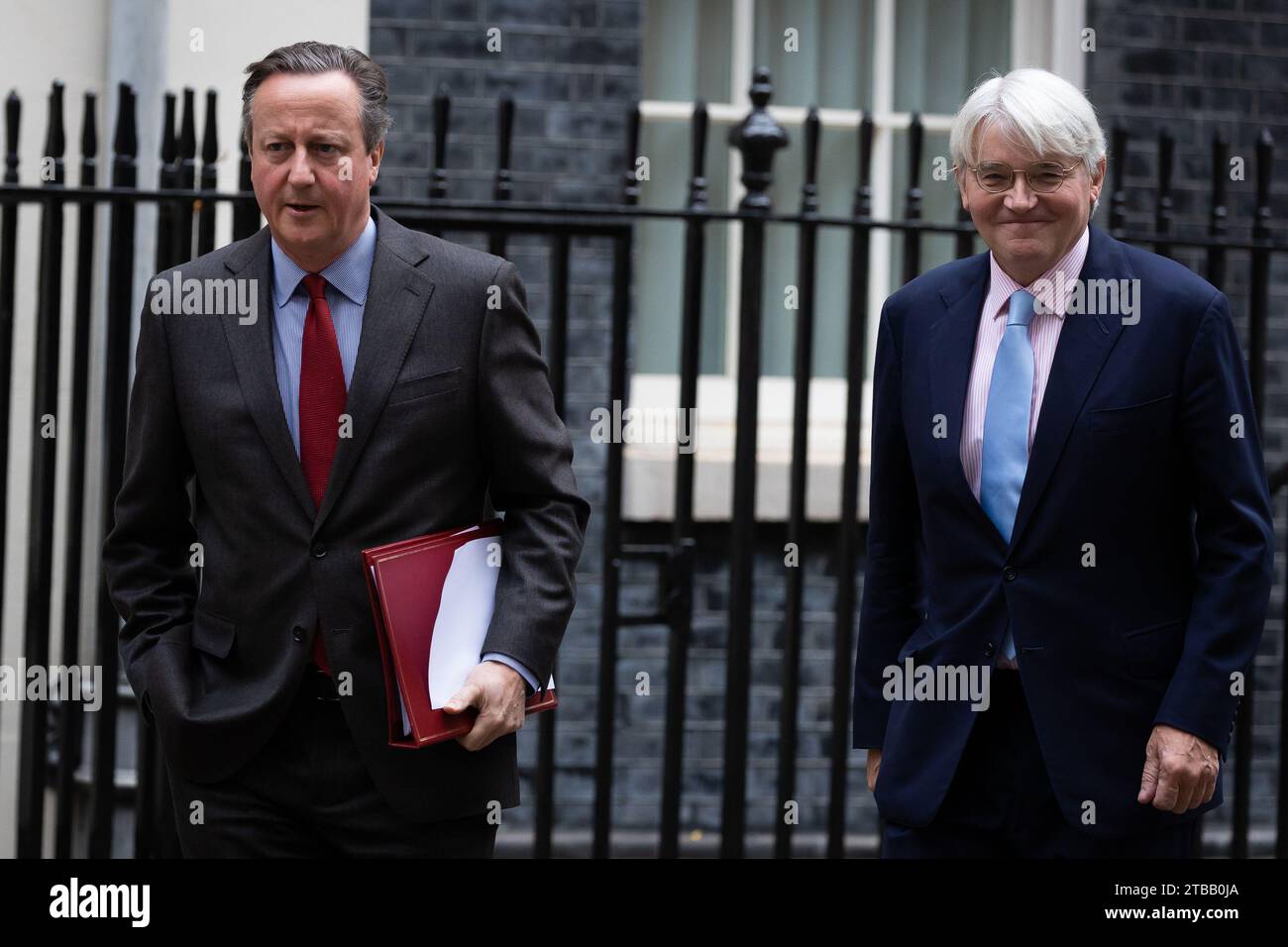 Londres, Royaume-Uni. 22 novembre 2023. Lord David Cameron et Andrew Mitchell quittent une réunion du cabinet à Downing Street, à Londres. Plus tard, le chancelier Jeremy Hunt présentera sa déclaration d'automne au Parlement. Crédit : SOPA Images Limited/Alamy Live News Banque D'Images