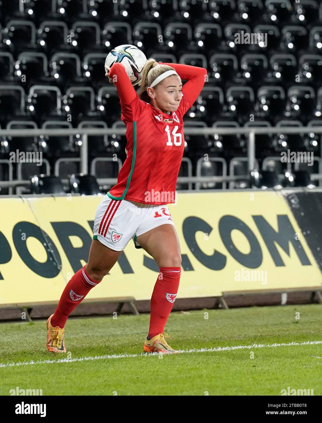 Swansea, Royaume-Uni, 05 décembre 2023 Charlotte Estcourt (pays de Galles) fait un saut lors de l'UEFA Women's Nations League 2025 pays de Galles contre Allemagne au Swansea Stadium Swansea Royaume-Uni le 05 2023 décembre Graham Glendinning / Alamy Live News résultat final : 0-0 crédit : Graham Glendinning / GlennSports/Alamy Live News Banque D'Images