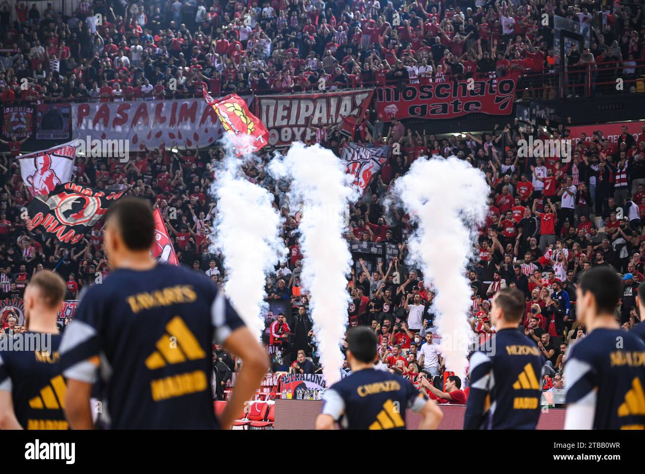 Pirée, Lombardie, Grèce. 5 décembre 2023. Les supporters de l'Olympiacos Pirée s'amusent lors de l'Euroleague, ronde 12, match entre l'Olympiacos Pirée et le Real Madrid au stade de la paix et de l'amitié le 5 décembre 2023, au Pirée, en Grèce. (Image de crédit : © Stefanos Kyriazis/ZUMA Press Wire) USAGE ÉDITORIAL SEULEMENT! Non destiné à UN USAGE commercial ! Banque D'Images