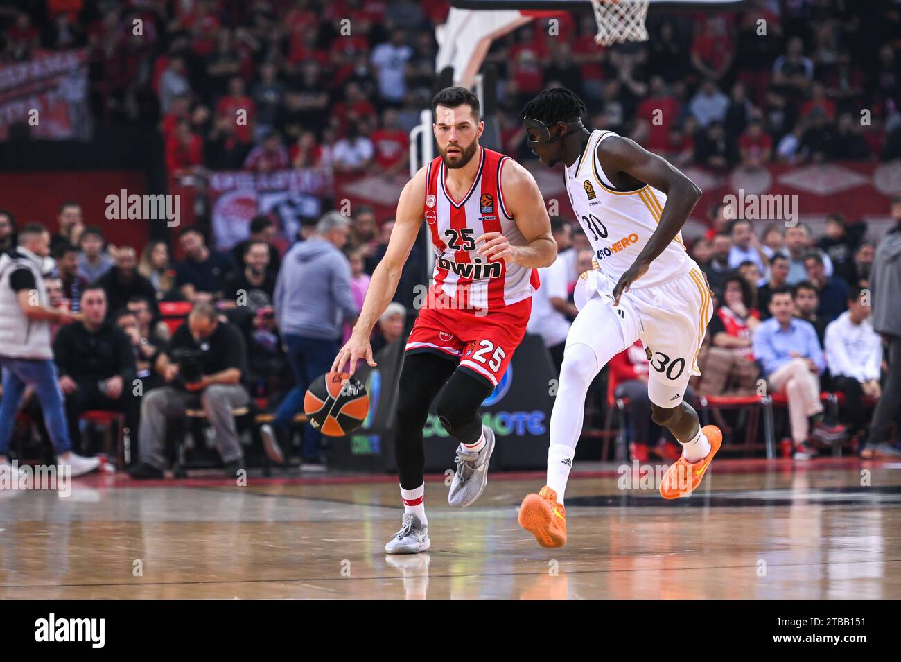 Pirée, Lombardie, Grèce. 5 décembre 2023. 25 ALEC PETERS de l'Olympiacos Pirée lors de l'Euroleague, ronde 12, match entre l'Olympiacos Pirée et le Real Madrid au stade de la paix et de l'amitié le 5 décembre 2023, au Pirée, Grèce. (Image de crédit : © Stefanos Kyriazis/ZUMA Press Wire) USAGE ÉDITORIAL SEULEMENT! Non destiné à UN USAGE commercial ! Banque D'Images