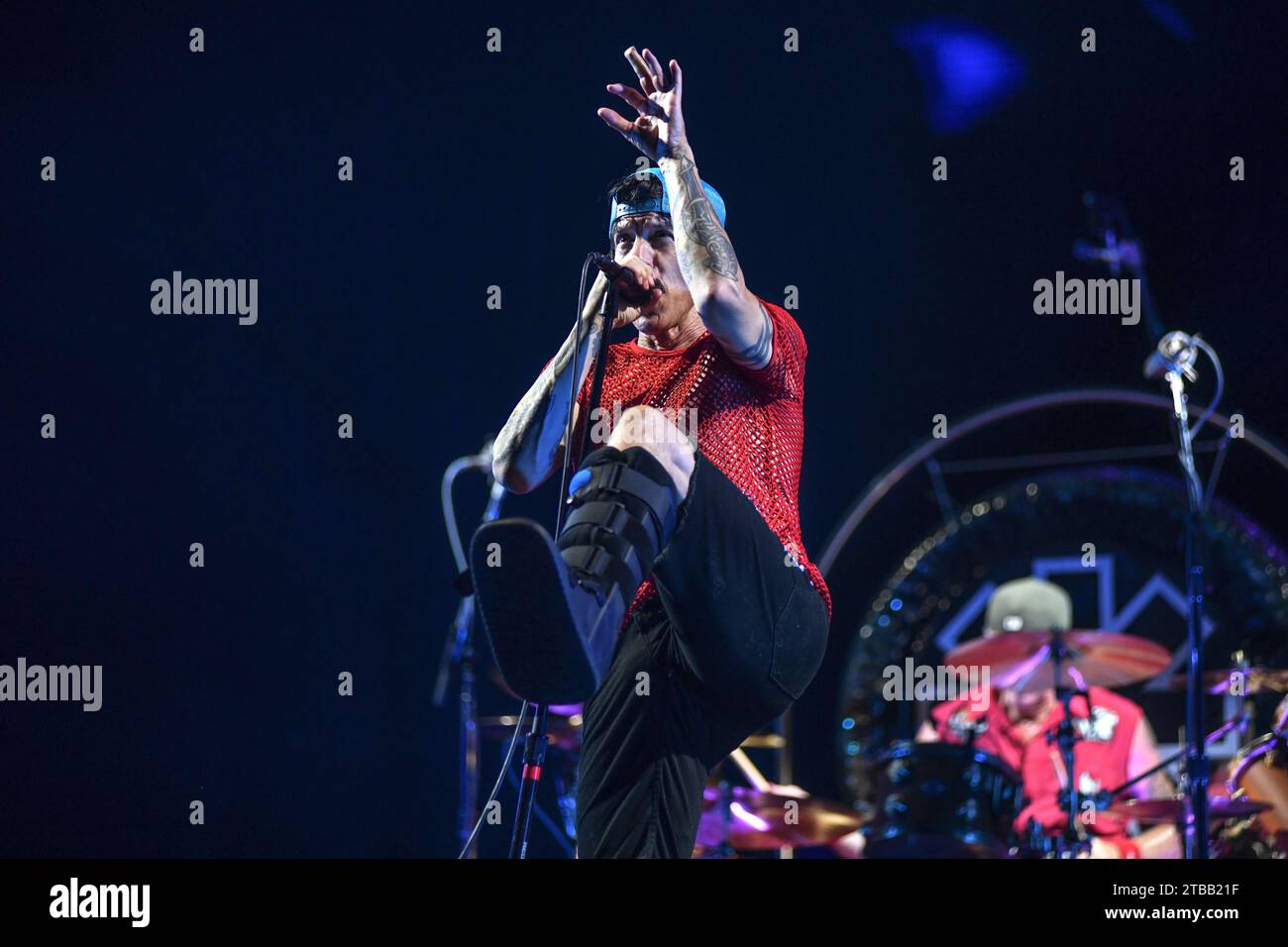 Anthony Kiedis (chant) jouant avec une botte de marche orthopédique. Piments rouges au Chili. Vivre à Buenos Aires, Argentine Banque D'Images