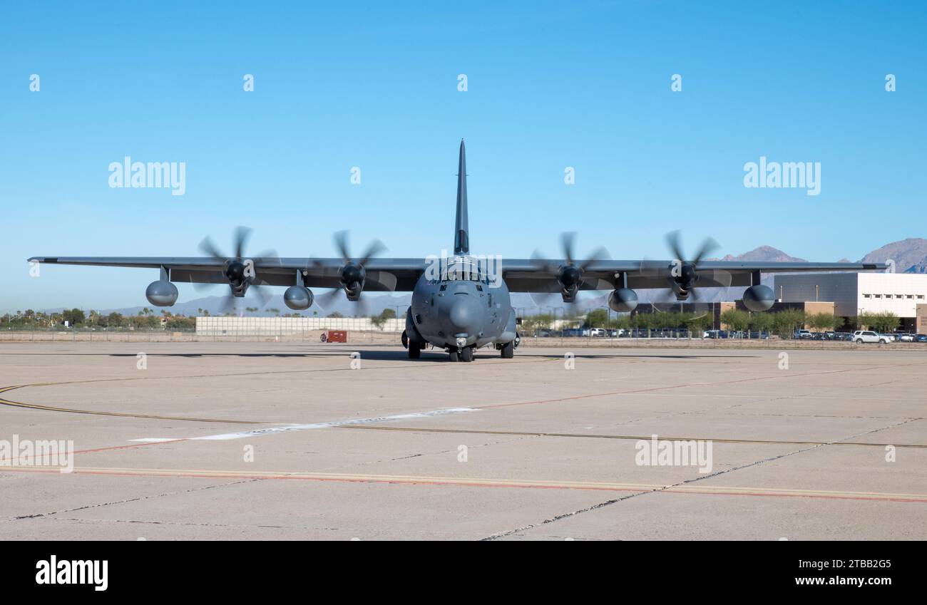 Un avion de la 920th Rescue Wing HC-130J combat King II circule sur la ligne de vol de la base aérienne Davis-Monthan, Arizona, au cours de l'exercice distant Fury Stallion 23, conjointement avec l'exercice Steel Knight 23.2, le 4 décembre 2023. Cet exercice conjoint a présenté une opportunité unique dans des conditions éloignées et austères pour valider l’interopérabilité de l’aile au sein de l’équipe conjointe tout en réaffirmant la létalité de l’aile, sa précision pour combattre et gagner dans des environnements opérationnels futurs tels que la région Indo-Pacifique. (Photo de l'US Air Force par le sergent-maître Luke Johnson) Banque D'Images