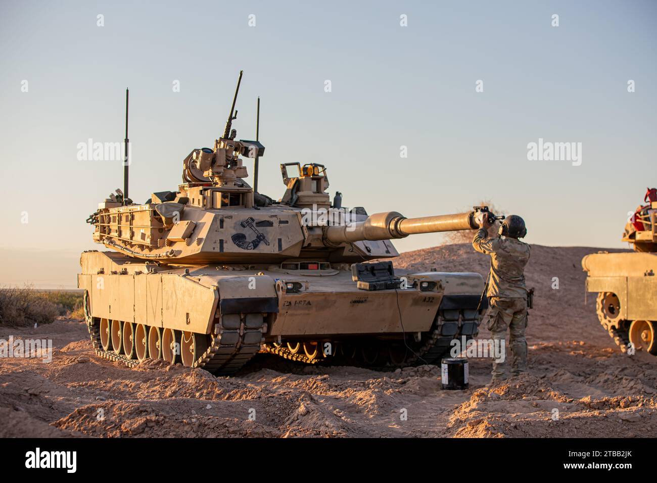 Un pétrolier de l'armée américaine affecté à la compagnie Alpha, 1e bataillon, 67e régiment d'armure, 3e brigade combat Team, 1e division blindée ajuste le dispositif de mire M27A2 sur le canon principal de 120 mm d'un M1A2 SEPv2 Abrams en préparation de l'exécution de la Table VI Tank Gunnery à McGregor Range, Nouveau-Mexique, 20 septembre 2023. Le but de l'utilisation d'un M27A2 MBD est de fournir aux équipages la capacité de correctement percer le canon à alésage lisse de 120 mm et de vérifier la précision du système de commande de tir. (Photo de l'armée américaine par le CPS David Poleski) Banque D'Images