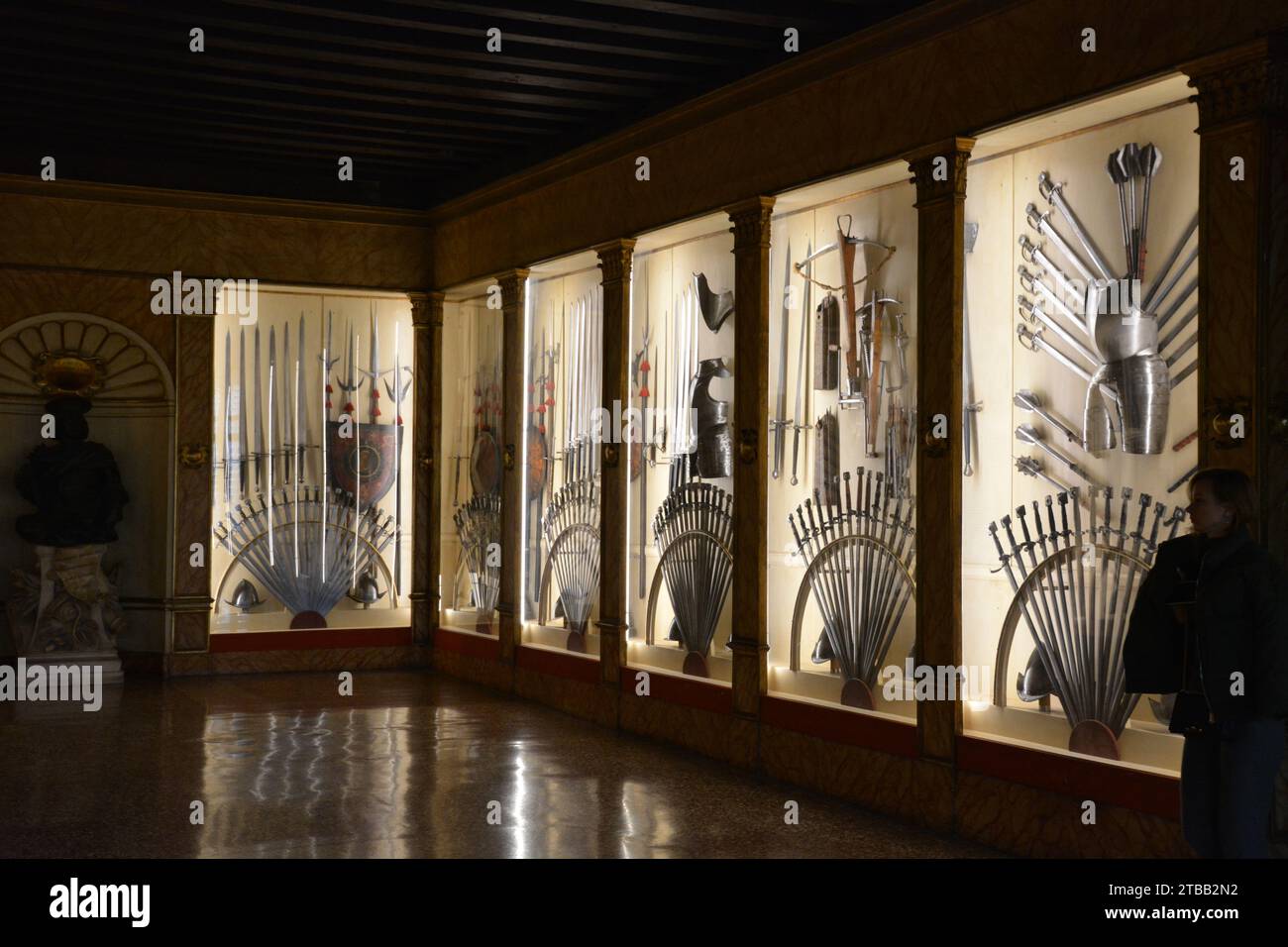 Expositions d'armes et d'armures de la Renaissance à l'intérieur du Palais des Doges à Venise en Italie Banque D'Images