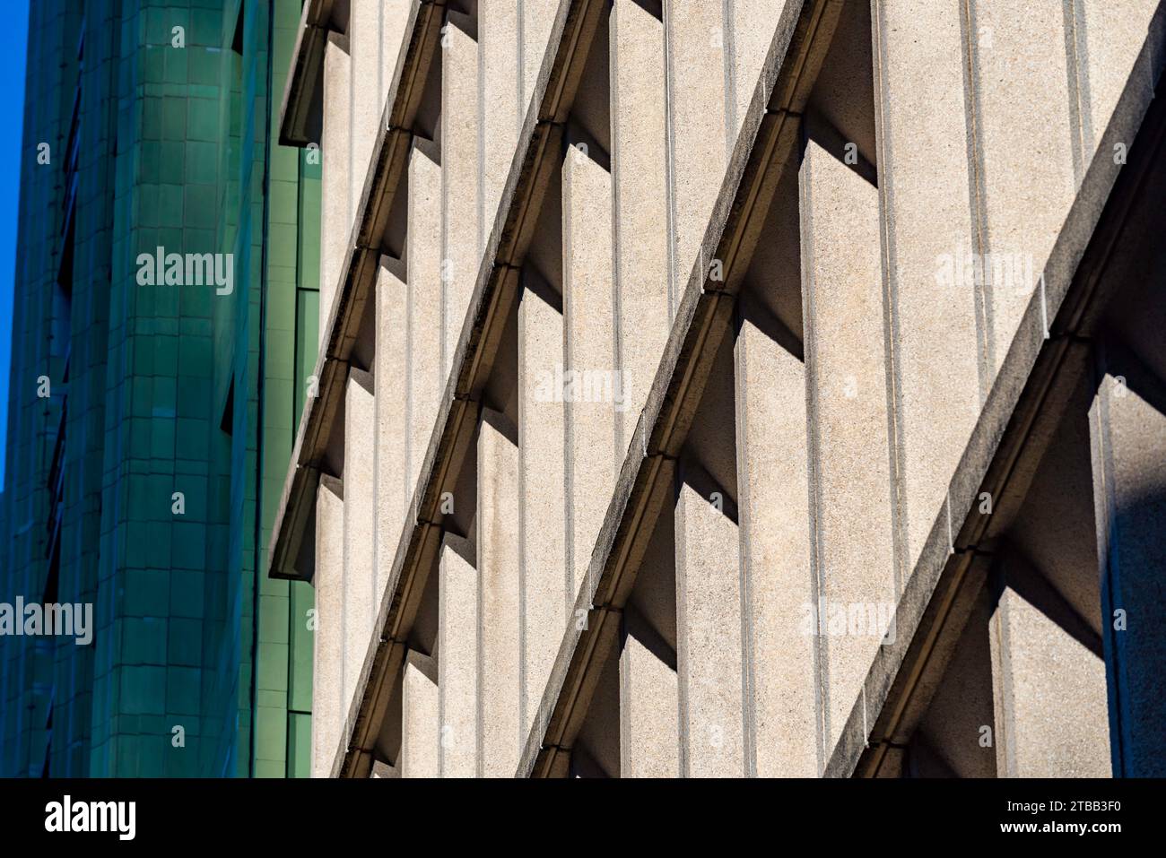 Un bâtiment générique anonyme de grande hauteur en béton à Sydney, en Australie, sous la lumière du soleil de l'après-midi, montrant des lignes verticales et diagonales contrastées Banque D'Images