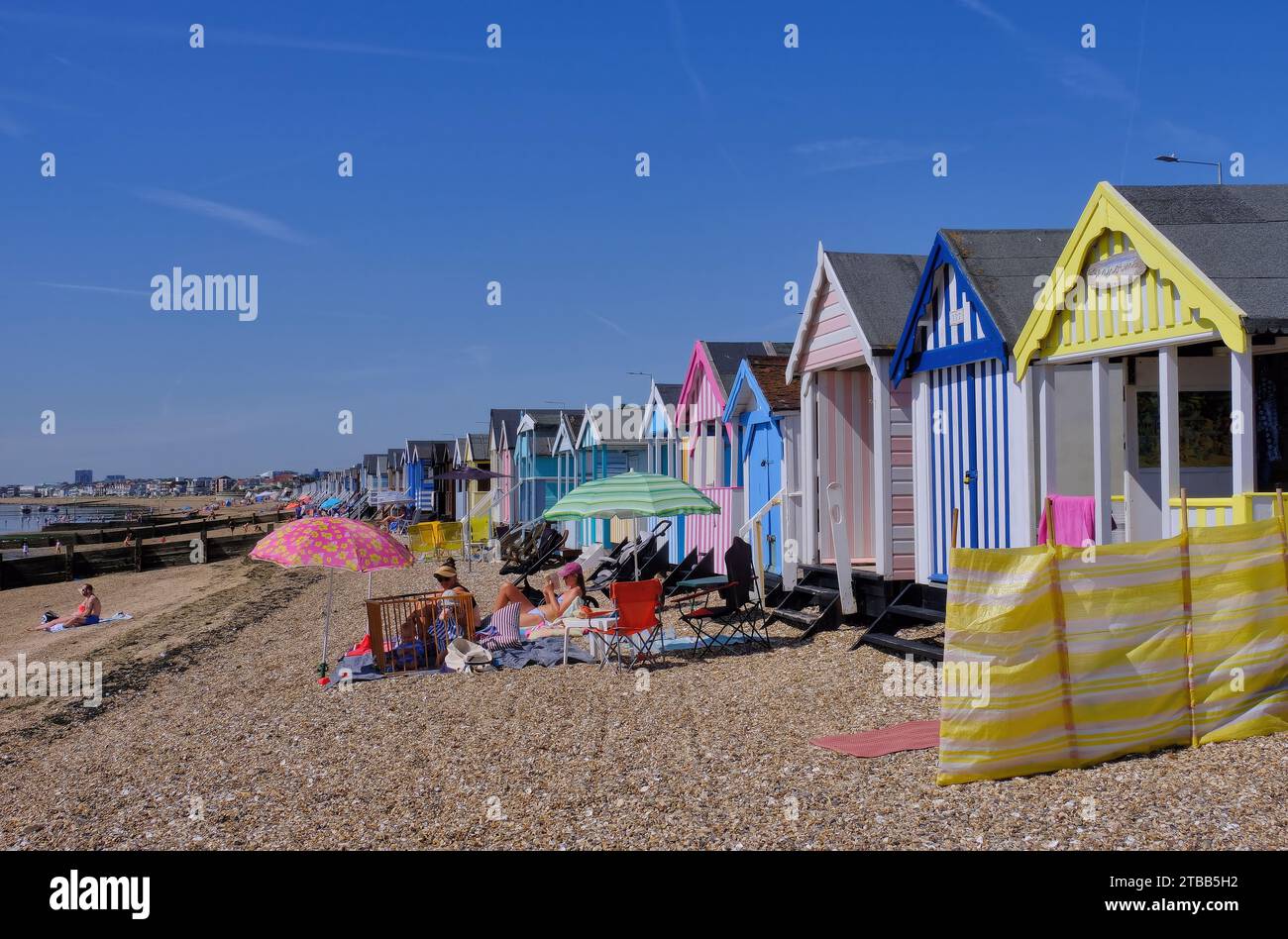 Southend-on-Sea : longue rangée de cabanes de plage colorées (boxes de bain), parasols et chaises à Southend-on-Sea, Angleterre, Royaume-Uni Banque D'Images