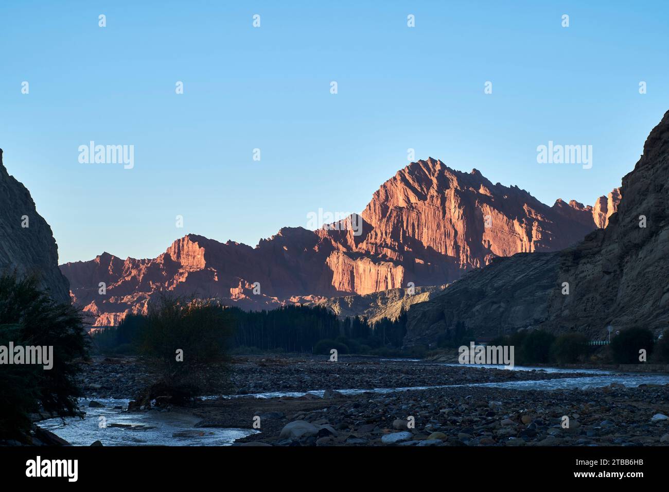 Beau lever de soleil au Tianshan mystérieux Grand Canyon, Xinjiang, Chine Banque D'Images