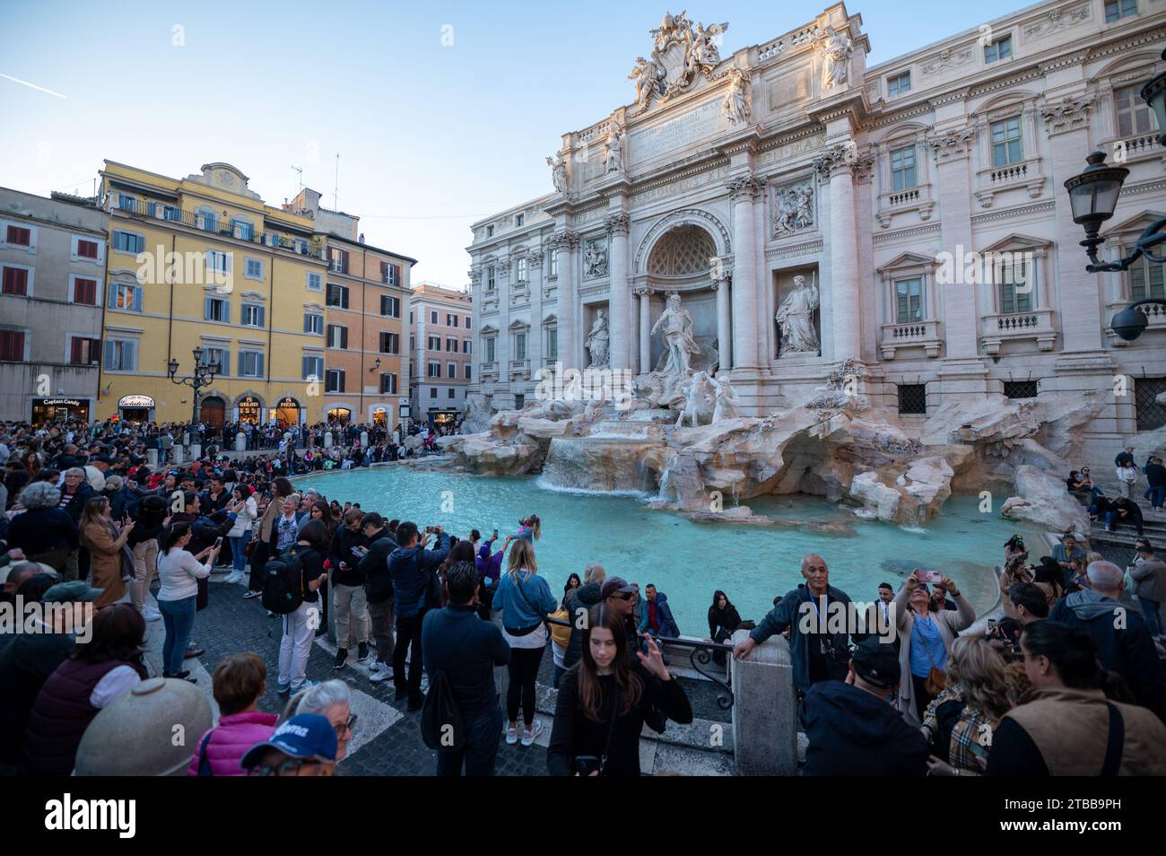 Rome, Italie : 2023 novembre 14 : touristes à la fontaine de Trevi, le centre historique de la ville de Rome en Italie en 2023. Banque D'Images
