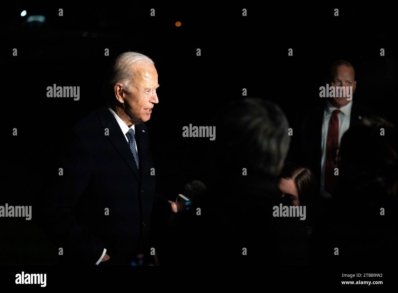 Washington, Vereinigte Staaten. 05 décembre 2023. Le président américain Joe Biden s’adresse à la presse après son retour d’un voyage à Boston, Massachusetts, sur la pelouse sud de la Maison Blanche à Washington, DC, le mardi 5 décembre 2023. Crédit : Bonnie Cash/Pool via CNP/dpa/Alamy Live News Banque D'Images