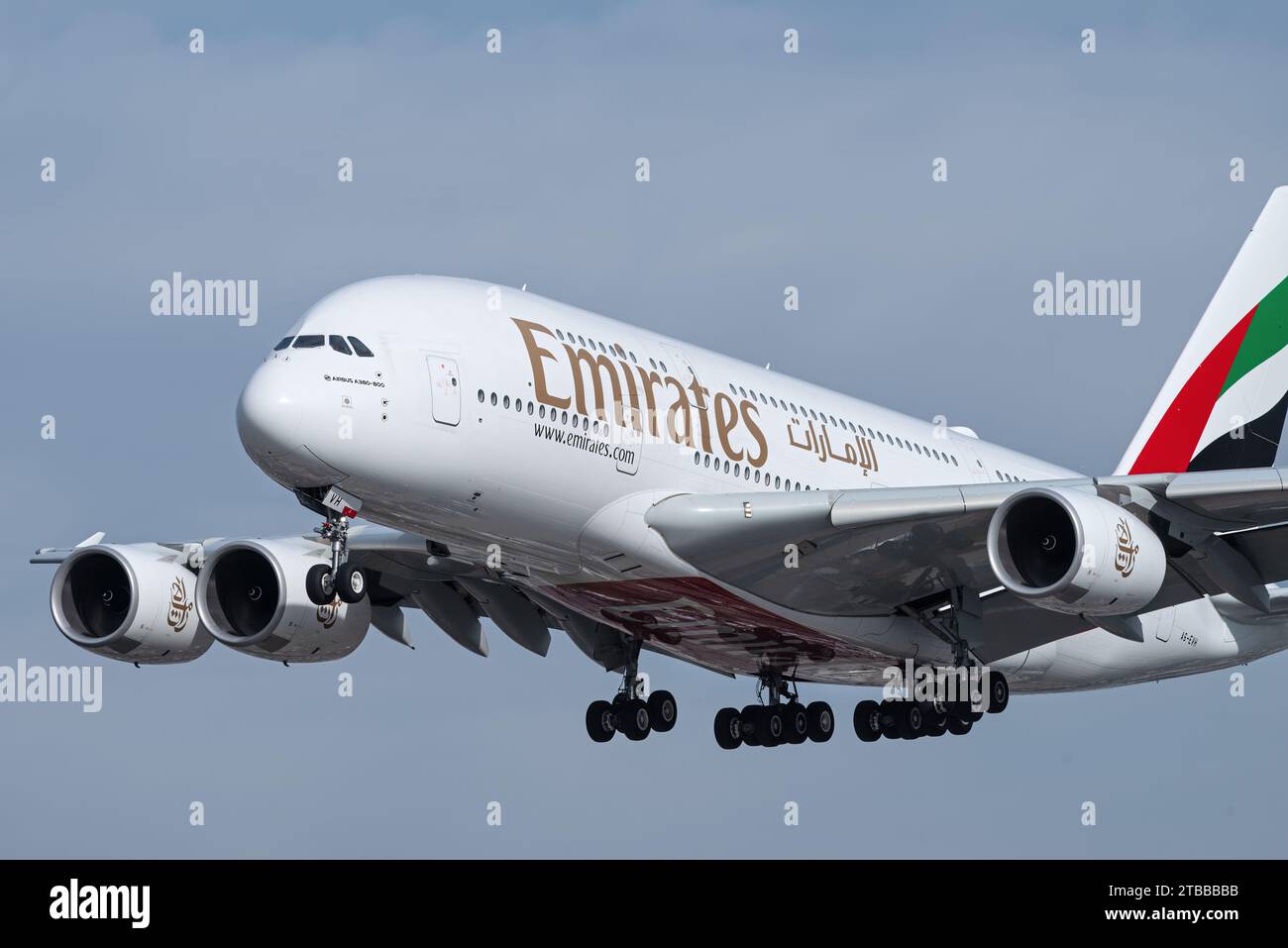 Airbus A380 d'Emirates immatriculé A6-EVH en approche finale de LAX, aéroport international de Los Angeles. Banque D'Images