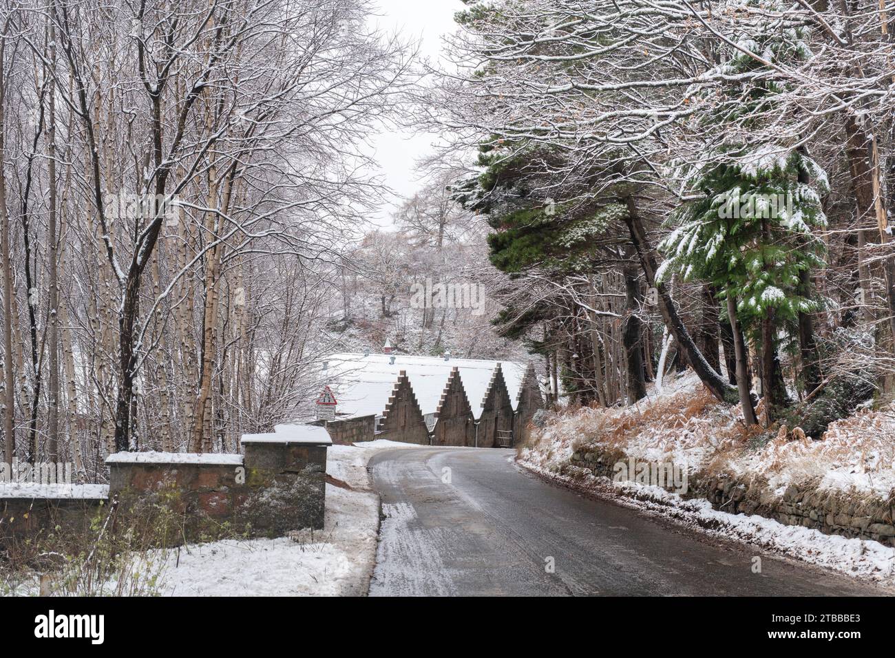 Distillerie Dailuaine dans la neige. Charlestown-of-Aberlour, Strathspey, Morayshire, Écosse Banque D'Images