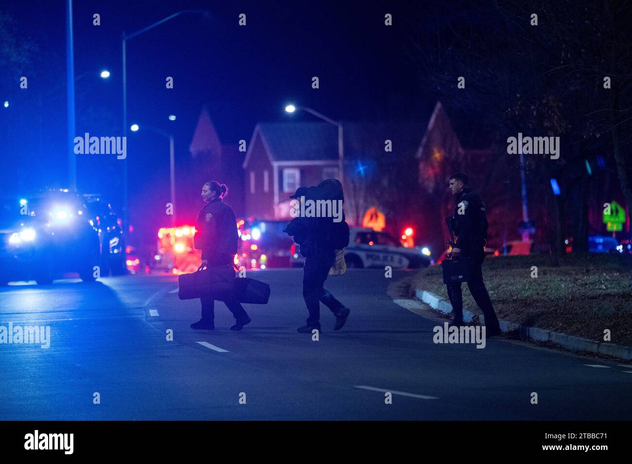 (231206) -- WASHINGTON, D.C., 6 déc. 2023 (Xinhua) -- des policiers travaillent sur les lieux d'une explosion massive à Arlington, Virginie, États-Unis, le 4 décembre 2023. Résident James Yoo, 56 ans, le suspect à l'intérieur d'une maison d'Arlington, en Virginie, qui a pris feu lundi soir alors que la police exécutait un mandat de perquisition est présumé mort, ont déclaré mardi les autorités. Les autorités enquêtent également sur la cause et l'origine de l'explosion, qui a été entendue dans le secteur vers 8:25 heures lundi, heure locale. L'explosion a détruit la maison instantanément et l'électricité a été perturbée dans la victime Banque D'Images