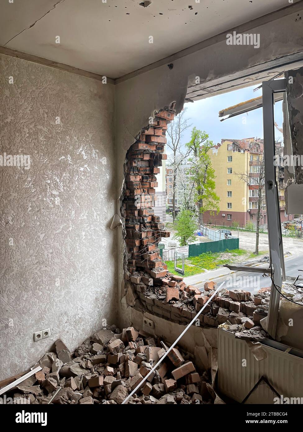 Irpin, Ukraine. Mai 07. 2022 vue de la maison à travers le mur de briques détruit par l'obus russe Banque D'Images