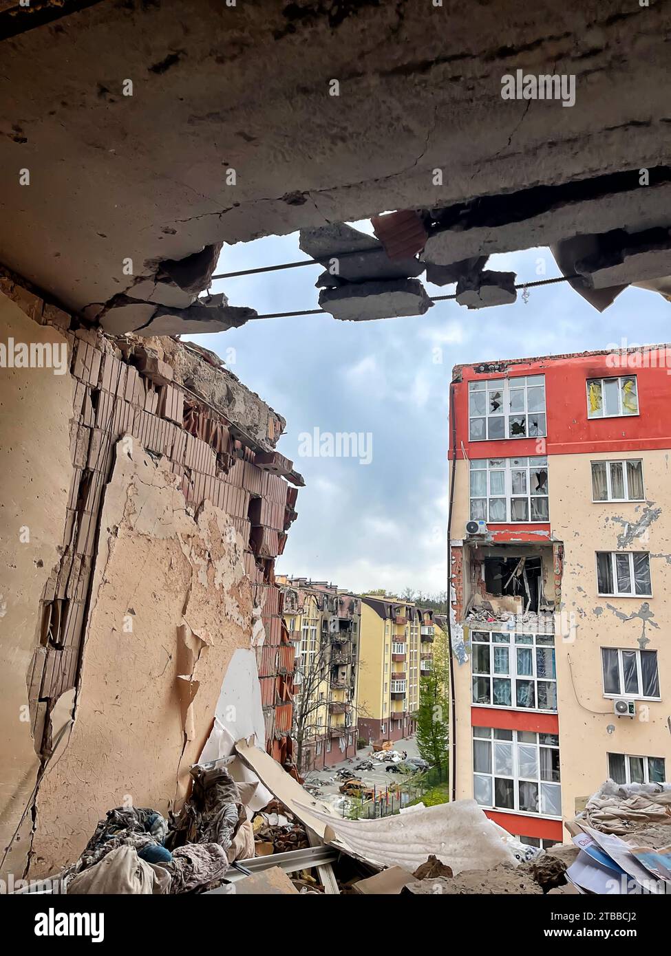 Irpen, Ukraine. Mai 07. 2022 vue de l'appartement en ruine à travers un trou dans le mur d'une coquille russe Banque D'Images