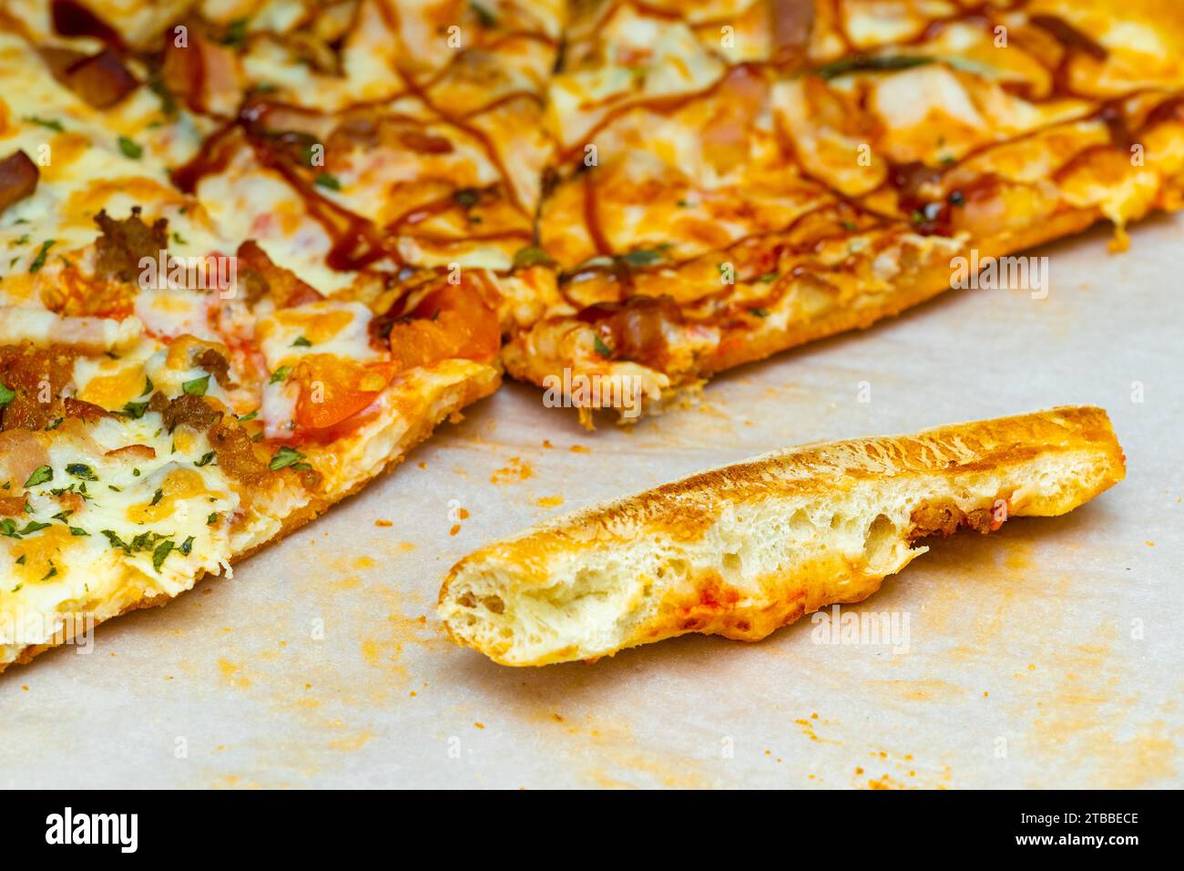 la croûte de bordure de pizza sèche se trouve dans une boîte. croûte de bordure de pizza. restes de pizza sur la table. Photo de haute qualité Banque D'Images