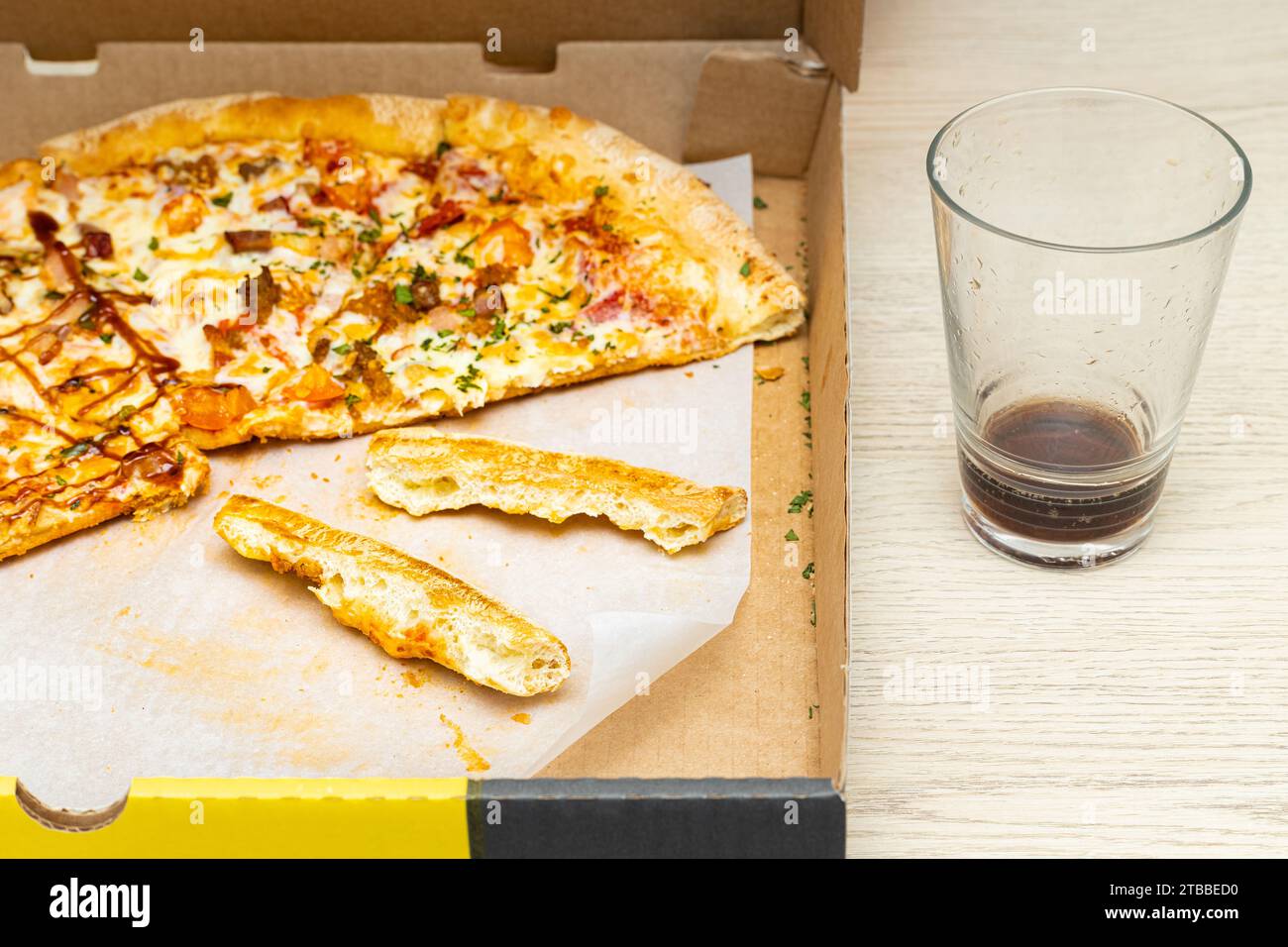la croûte de bordure de pizza sèche se trouve dans une boîte. croûte de pizza sèche. restes de pizza sur la table. Photo de haute qualité Banque D'Images
