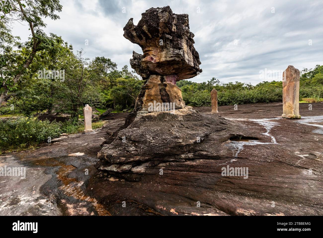 Phu Phra Bat Historical Park, pierre naturelle érodée de champignons, avec stèle bouddhiste, Ban Phue, Udon Thani, Isan, Thaïlande, Asie du Sud-est, Asie Banque D'Images