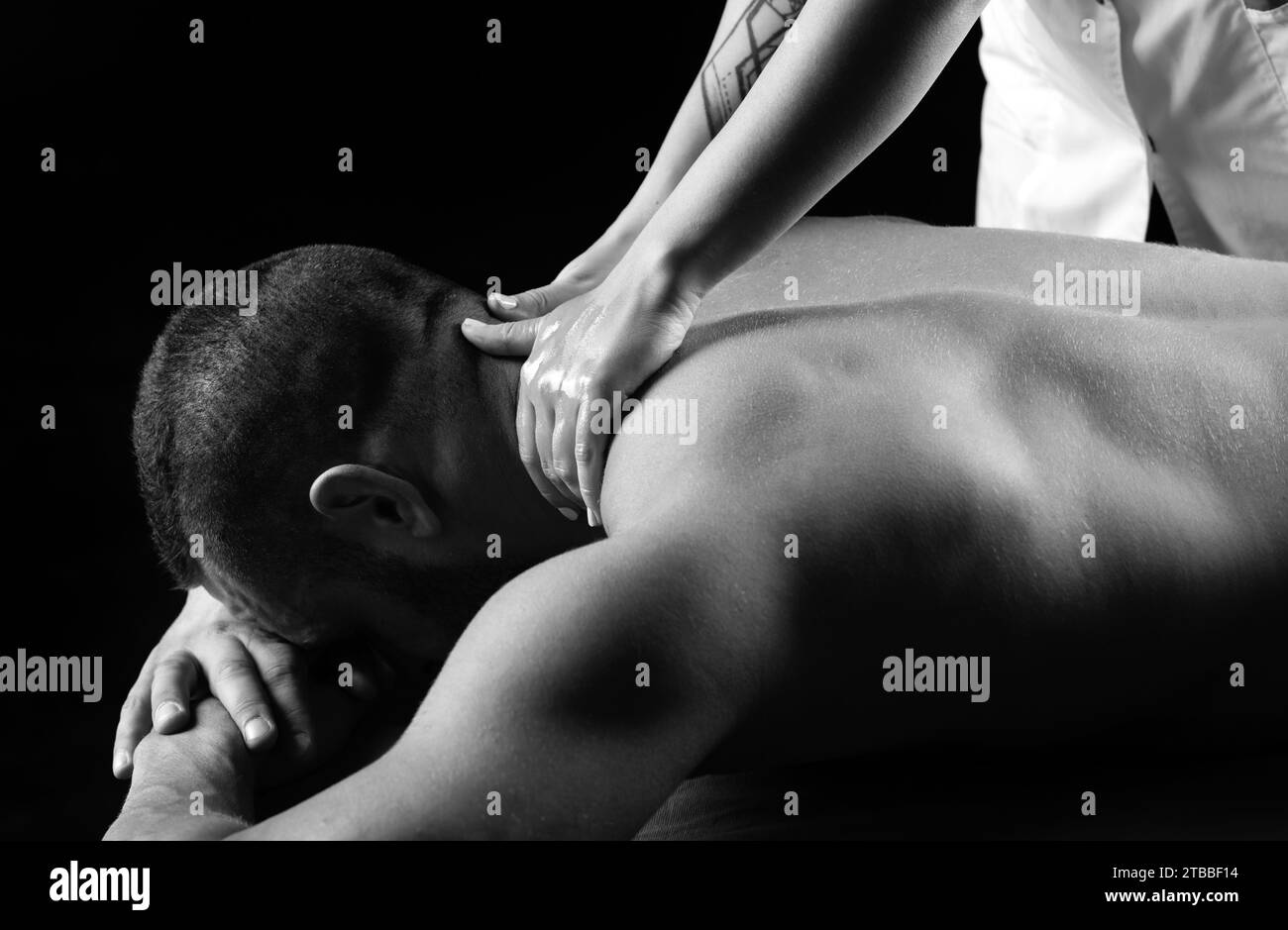 Massage sportif. Physiothérapeute massant l'homme avec l'épaule musculaire. Traitement sportif. Thérapeute travaillant avec les épaules masculines Banque D'Images