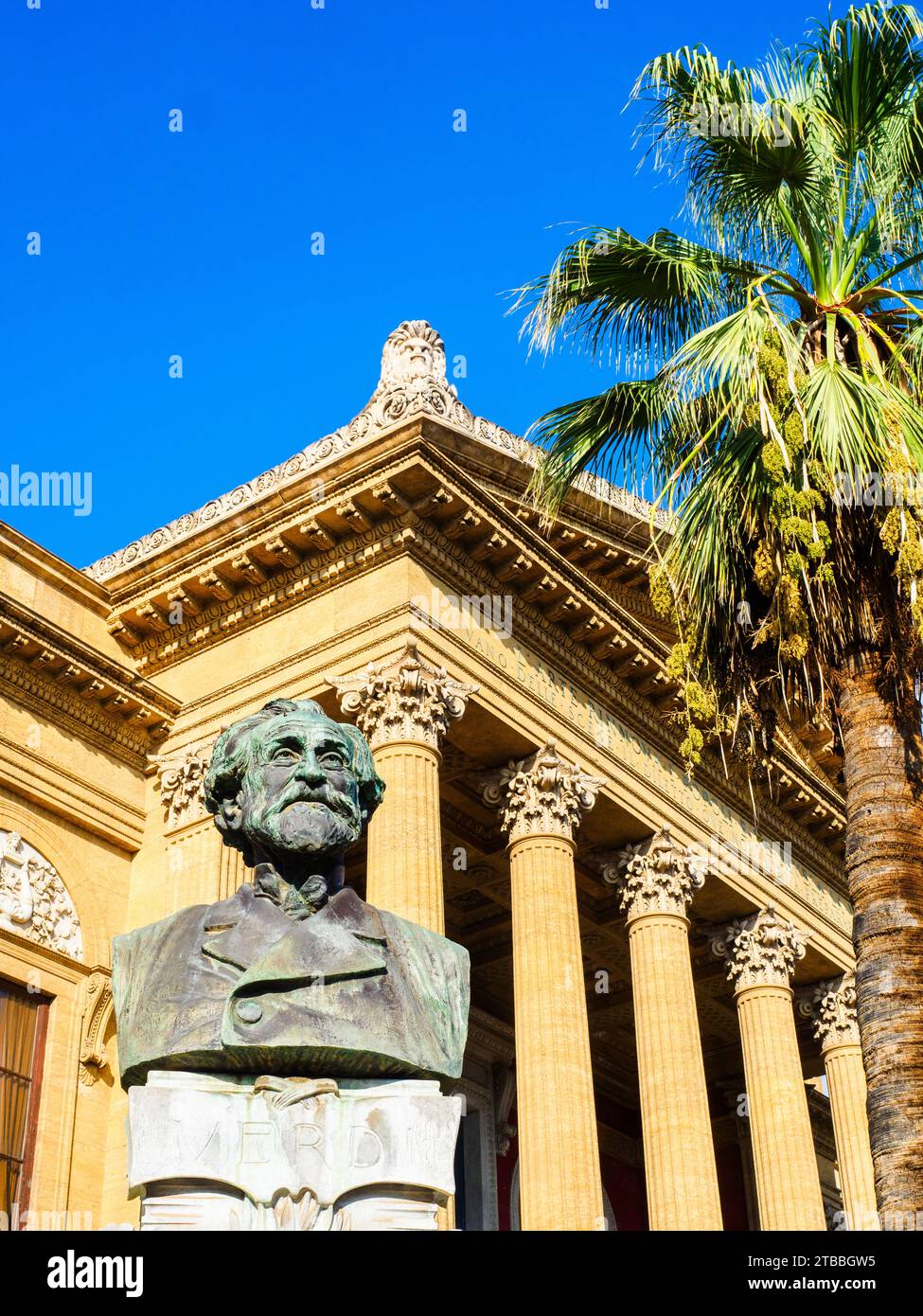 Buste de Giuseppe Verdi (1813 - 1901) devant le Teatro Massimo - Palerme, Italie Banque D'Images