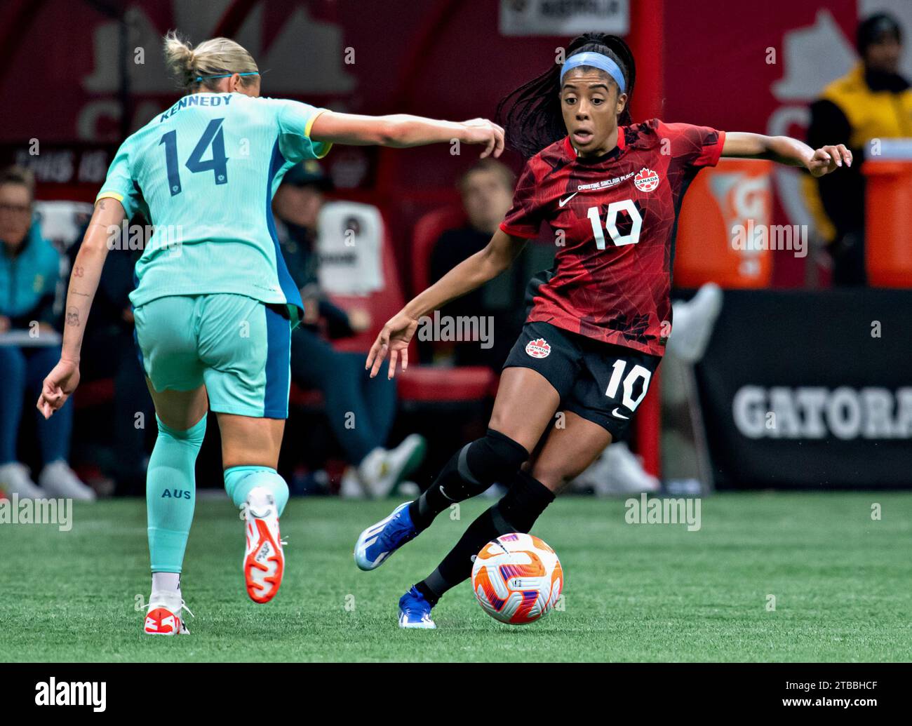 Vancouver, Canada. 5 décembre 2023. Alanna Kennedy (L), de l'Australie, rivalise avec Ashley Lawrence, du Canada, lors d'un match de football amical international féminin à Vancouver, Canada, le 5 décembre 2023. Crédit : Andrew Soong/Xinhua/Alamy Live News Banque D'Images