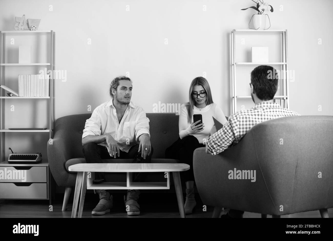 Psychologue avec jeune couple, psychothérapeute ou conseiller en mariage Écoutez la santé mentale du couple. Problème de couple psychologique, thérapie familiale. De Banque D'Images
