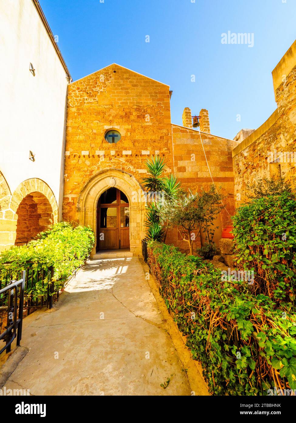 Entrée ornée d'un grand portail ogival - Chiesa di Santa Maria dei Greci (Église de Saint-Jacques Marie des Grecs) - Agrigente, Sicile, Italie Banque D'Images