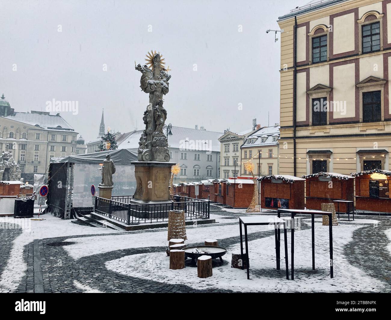 6 décembre 2023, Brno, Tchéquie : place de la ville Zelný trh avec décorations de Noël. Marché vide couvert de neige le matin. Banque D'Images