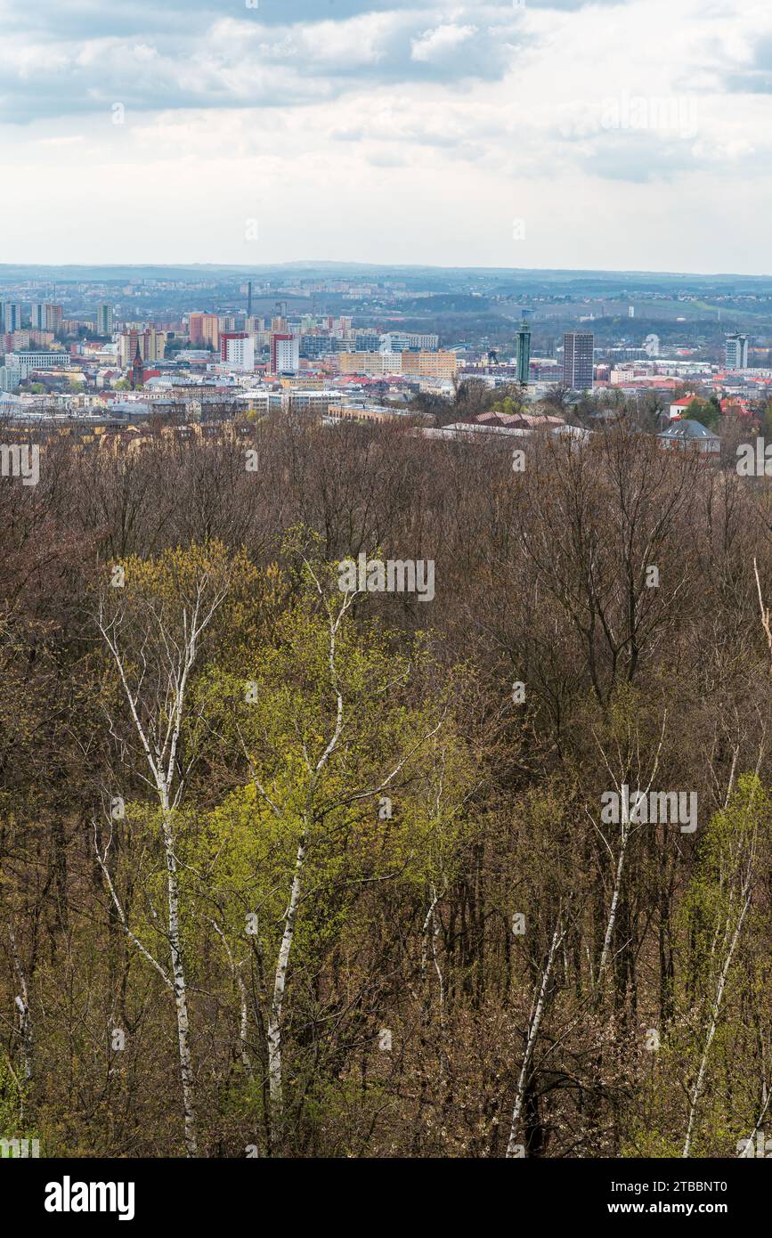 Vue depuis la colline Halda EMA au-dessus de la ville d'Ostrava en république tchèque au printemps Banque D'Images