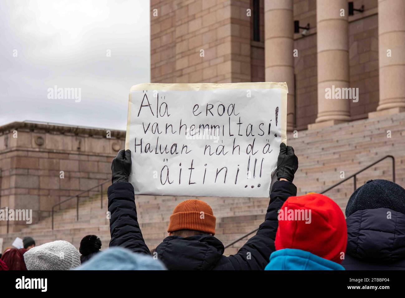 Des immigrants russes protestent contre la fermeture des postes frontaliers avec la Russie devant le Parlement à Helsinki, en Finlande Banque D'Images
