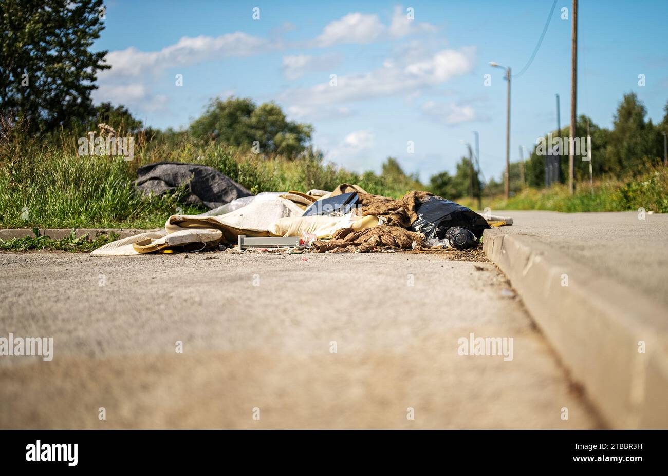 Beaucoup de déchets sur le bord de la route. Banque D'Images