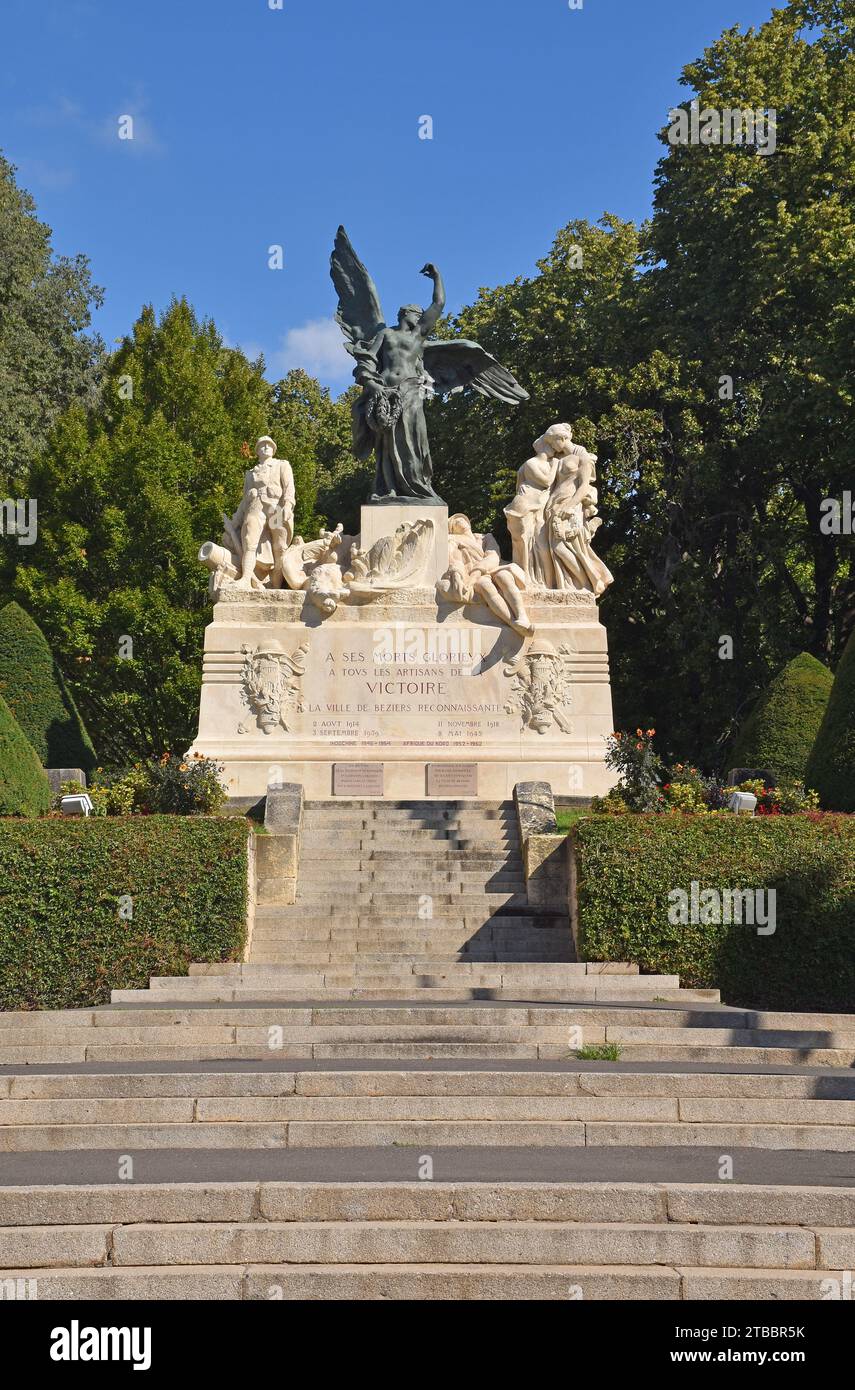 Le monument aux morts, Mémorial de guerre, de Béziers, France, construit en 1925, exceptionnellement, ne liste pas les soldats individuels. Sculpteur Jean-Antoine Injalbert Banque D'Images