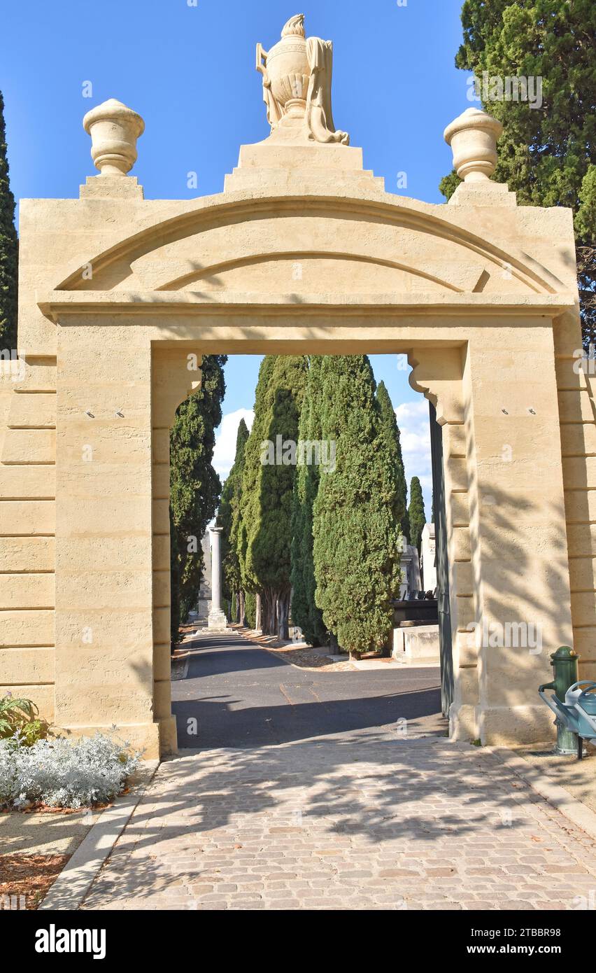 L'entrée du Cimetière Vieux, l'ancien cimetière, Béziers, France. Ouvert en 1812, pins prolifiques et cyprès et de nombreuses tombes superbes et mausolées Banque D'Images