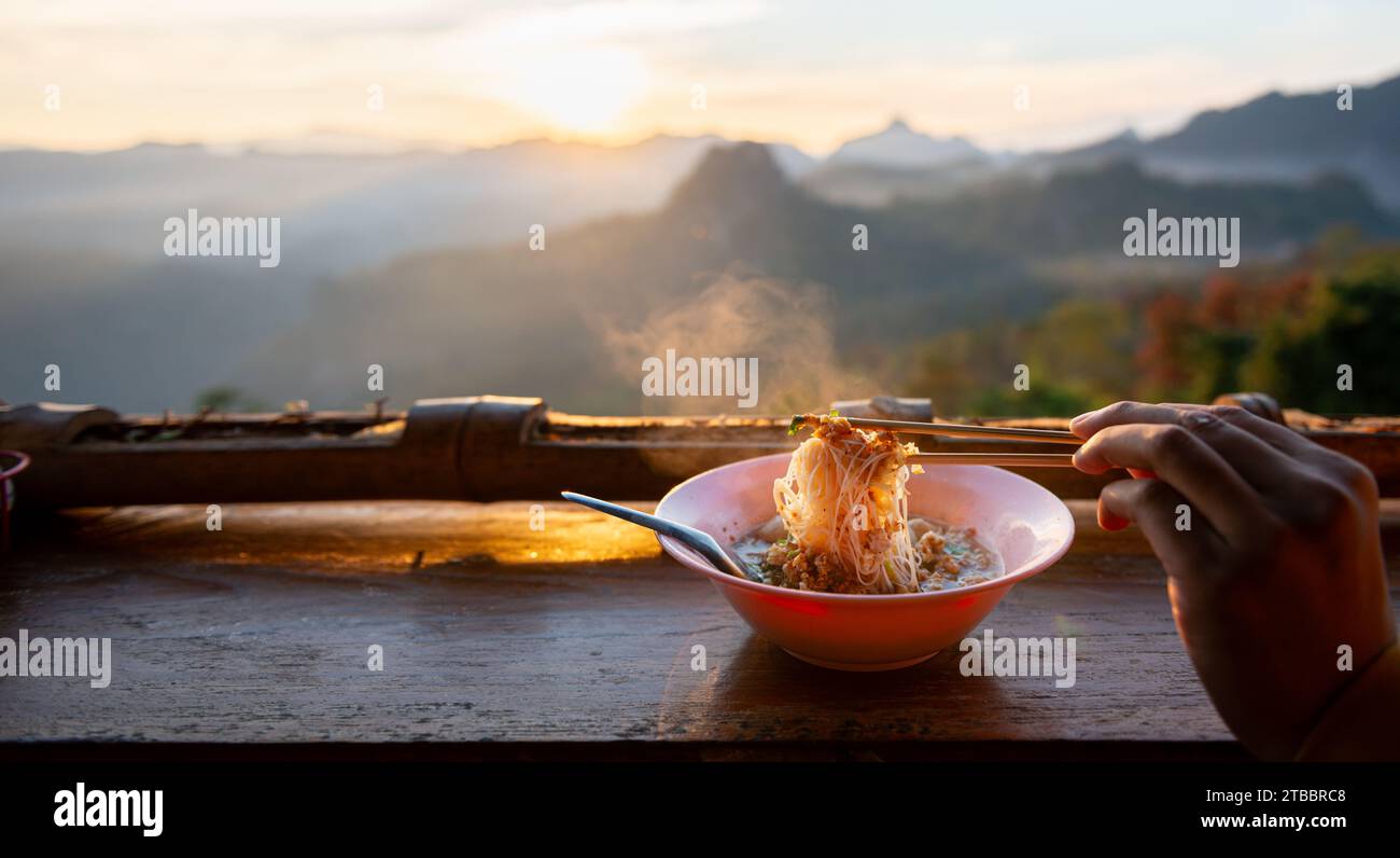 Les touristes mangent des nouilles le matin. Sur la montagne Ja Bo, Mae Hong son, Thaïlande Banque D'Images