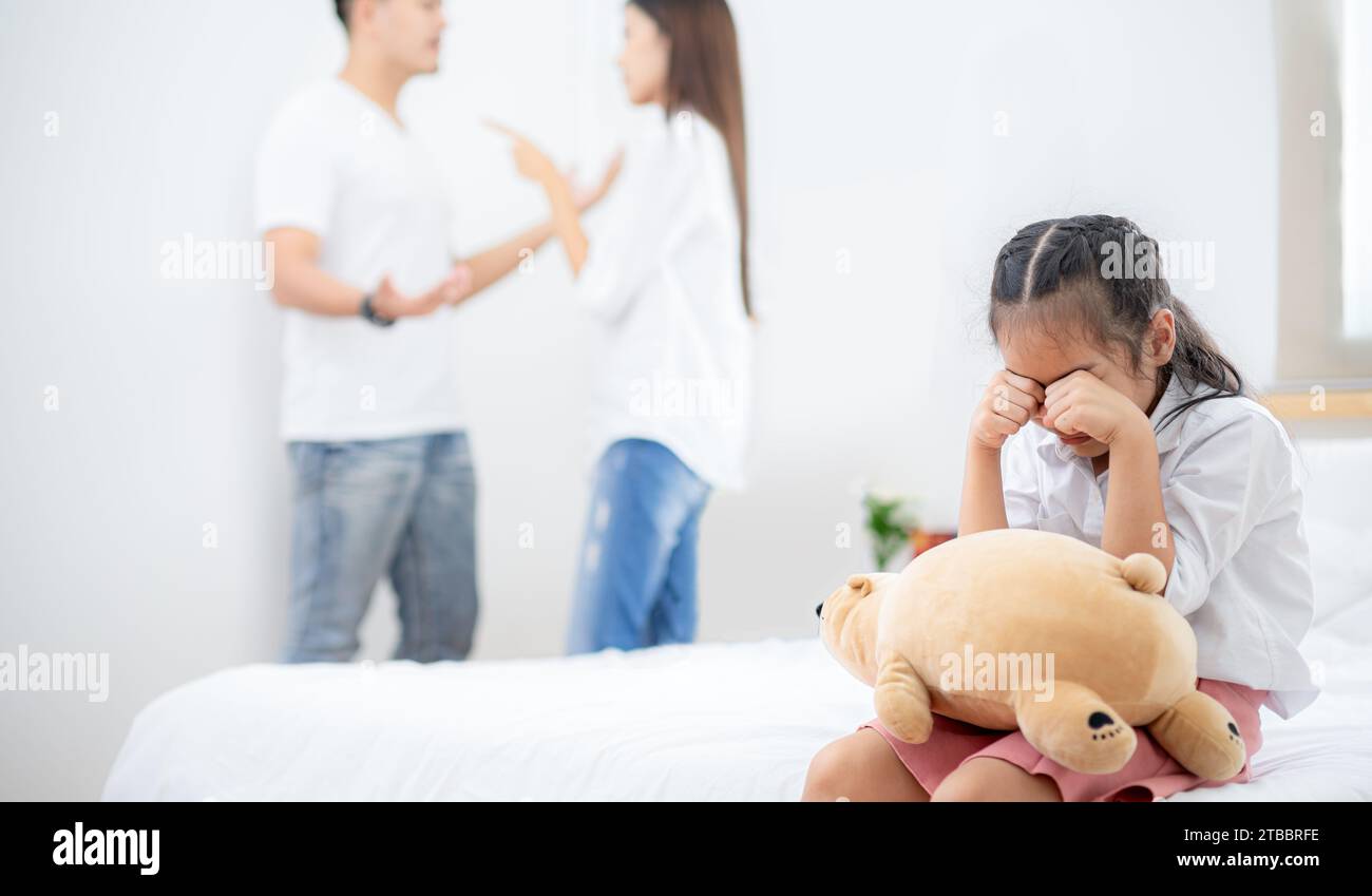 Les parents se disputent devant leur fille.Concept de querelle familiale Banque D'Images