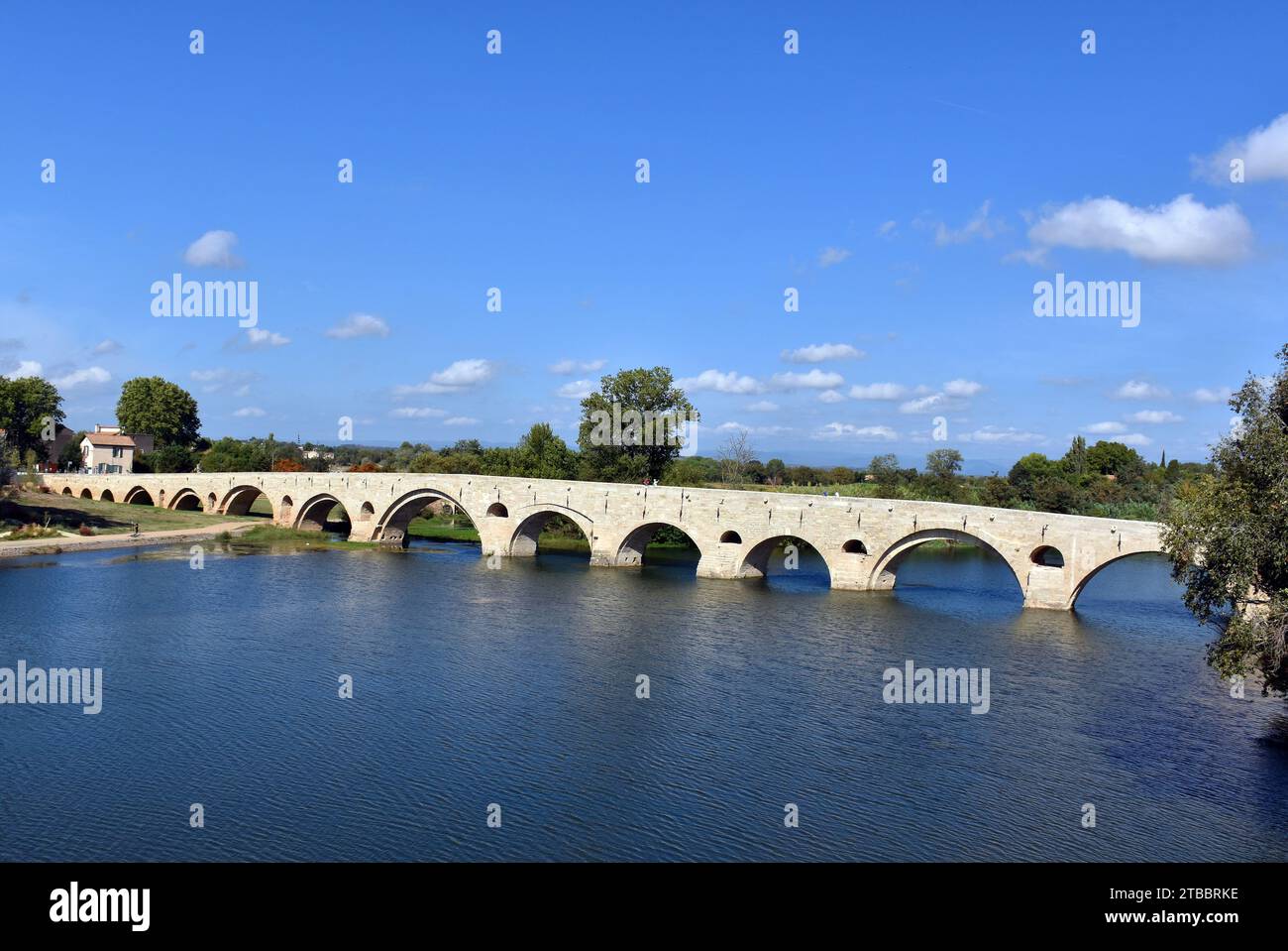 Le C11th Pont Vieux, Vieux Pont, à travers le R Orb et sa plaine inondable, sur le côté sud-ouest de la ville, quelques énormes-couts, plusieurs travées Banque D'Images