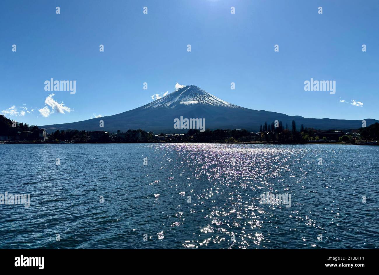 Mt. Fuji, vu du lac Kawaguchi au Japon. Banque D'Images