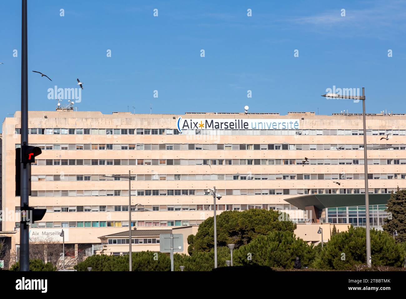 Marseille, France - 28 janvier 2022 : façade extérieure et le signe de Aix Marseille Universidy situé à St. Quartier Charles de Marseille, France Banque D'Images