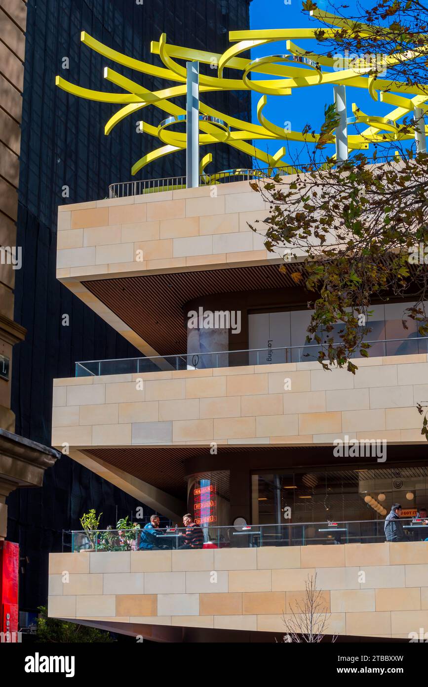 Les gens déjeunent à l'un des balcons du niveau inférieur de l'AMP Quay Quarter Building situé à Phillip Street, Sydney, Australie Banque D'Images