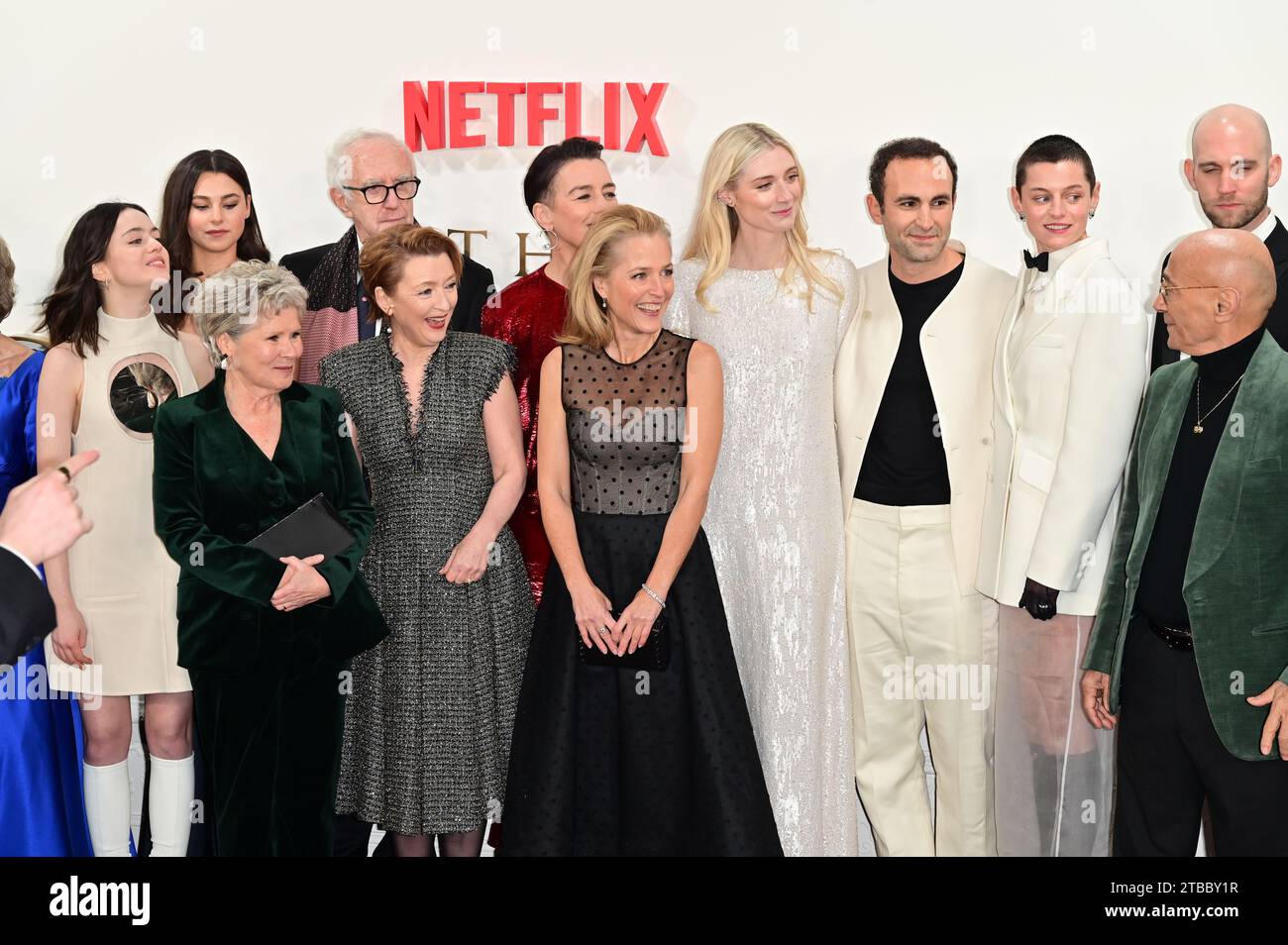 Londres, Royaume-Uni. 5 décembre 2023. James Murray, Claudia Harrison, Dominic West, Erin Doherty, Marion Bailey, Marcia Warren, Madeleine Arthur, beau Gadsdon, Jonathan Pryce, Imelda Staunton, Lesley Manville, Olivia Williams, Gillian Anderson, Elizabeth Debicki, Khalid Abdalla, Emma Corrin, Sebastian Blunt, Salim Daw, Luther Ford, Bertie Carvel, Jonny Lee Miller, Ed McVey et Meg Bellamy assistent à Netflix présente la Crown finale Celebration au Royal Festival Hall, Londres, Royaume-Uni. Crédit : Voir Li/Picture Capital/Alamy Live News Banque D'Images