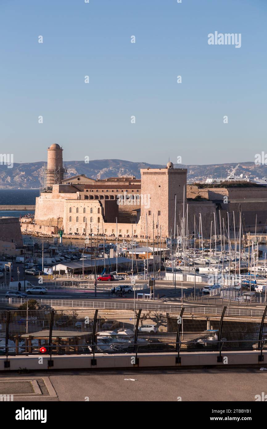 Marseille, France - 28 JANVIER 2022 : le fort Saint-Jean est une fortification de Marseille, construite en 1660 par Louis XIV à l'entrée du Vieux-Port. Banque D'Images