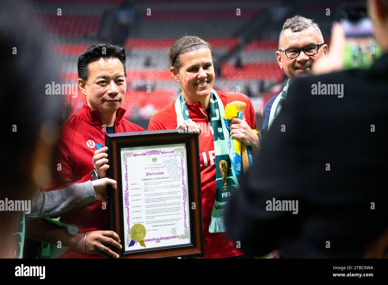 Vancouver, Canada. 05 décembre 2023. Vancouver, Colombie-Britannique, Canada, 5 décembre 2023 : Christine Sinclair (12 Canada) tient une plaque de cérémonie avec le maire de Vancouver Ken SIM après le match international féminin de soccer entre le Canada et l'Australie à Christine Sinclair place (BC place Stadium) à Vancouver, Colombie-Britannique, Canada (USAGE ÉDITORIAL SEULEMENT). (Amy elle/SPP) crédit : SPP Sport Press photo. /Alamy Live News Banque D'Images